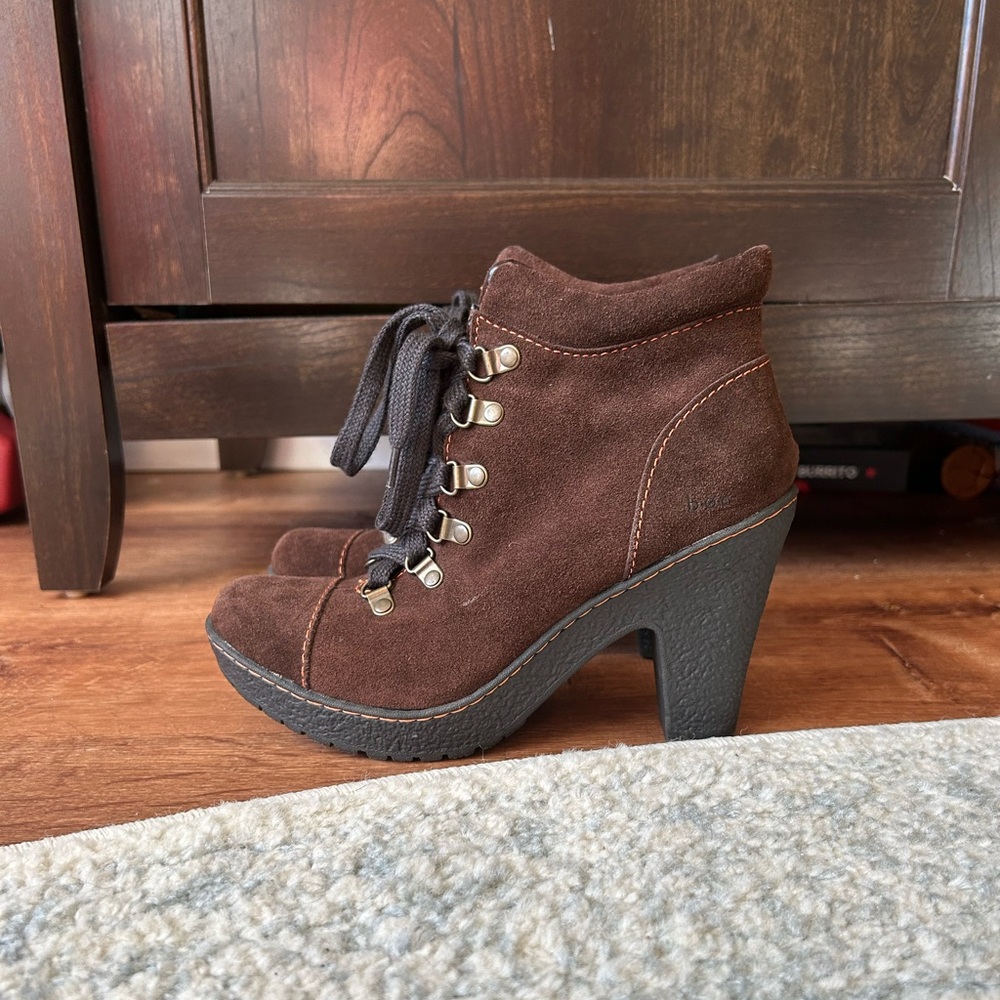 B.o.C Brown Suede Ankle Boots with Black Heel Women’s size 6